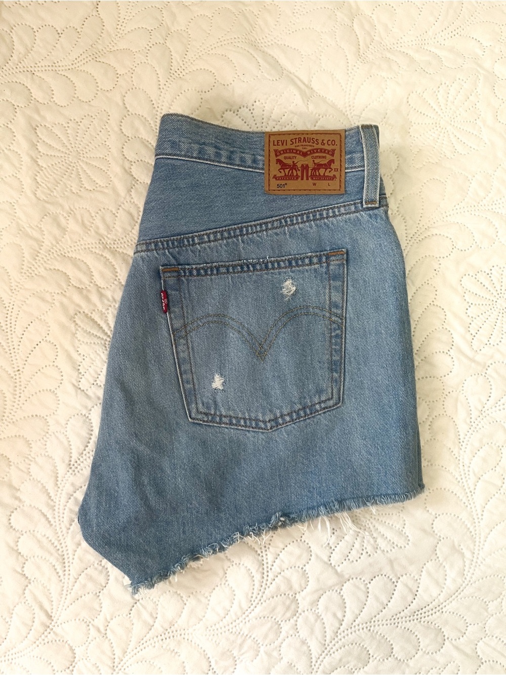 Woman’s High waisted button up Levi’s 501 shorts. Medium wash denim. W32